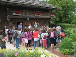 Als besonderes Programm für Schulklassen werden am 16. und 17. Mai 2024 kostenlose Führungen im Franz Xaver Gruber Gedächtnishaus angeboten.