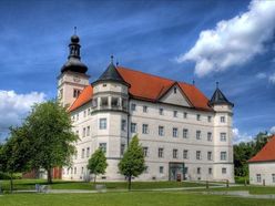 Führungen "Vom Keller bis zum Dachboden" und durch die Ausstellung "Wert des Lebens" finden im Lern- und Gedenkort Schloss Hartheim statt.