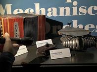 Museum Mechanische Klangfabrik: Bei einer Taschenlampenführung am 11. Mai 2024 Instrumente im Museum neu entdecken, die Sinne schärfen und die Klangfabrik neu erleben!