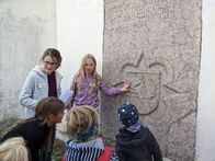 Kinder und Jugendliche führen Kinder und Jugendliche - am Sonntag, 19. Mai 2024 in der Starhembergkapelle und Gruft in der Pfarrkirche Hellmonsödt.