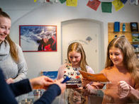 Zur Kinder-Expedition mit Gratis-Quizheft lädt das Museum Zwischen Himmel und Erde - Gerlinde Kaltenbrunner und die Welt der 8000er am 15. Mai 2024 ein.