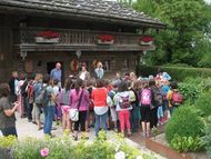 Als besonderes Programm für Schulklassen werden am 16. und 17. Mai 2024 kostenlose Führungen im Franz Xaver Gruber Gedächtnishaus angeboten.