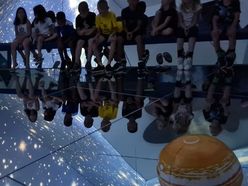 Eintauchen in die Welt der Astronomie beim supergalaktischen Familiensamstag im Schlossmuseum Peuerbach am 18. Mai 2024.
