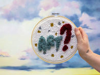 Beim Workshop am Sonntag, den 12. Mai 2024, im Museum Angerlehner entsteht ein Werk in Punch Needle Technik. Anmeldung erforderlich!