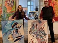 Beim interaktiven Künstlergespräch mit Henk Stolk und Kuratorin Maria Reitter-Kollmann am 19. Mai 2024 die inspirierende Stimmung der Ausstellung erleben.