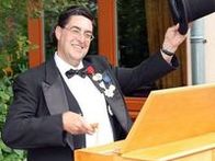 Winfried Klein an seiner Drehorgel: Gemeinsam mit Elisabeth Wolf lädt er zum Drehorgel-Workshop am Freitag, 17. Mai 2024 von 13:30 -17:00 Uhr ein. Mit Anmeldung!