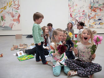Im Familienworkshop "Karussell der Gefühle" am 11. Mai 2024 im Museum Angerlehner dreht sich alles um Beziehungen, unsere Gefühle füreinander und die Liebe. Anmeldung erforderlich!