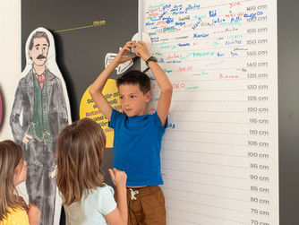 Beim Kids-Treff im Stadtmuseum Steyr am 14. Juli 2024 gemeinsam mit einer Kulturvermittlerin spielerisch der Musik Anton Bruckners nahe kommen und die Werke des Meisters kennenlernen.