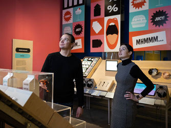 Zu einer interaktiven Familienführung durch die Ausstellung "FUTURE FOOD" lädt das Museum Arbeitswelt am Freitag, den 12. Juli 2024 ein. An den anderen Tagen sind mti einem Rätselpass eigene Erkundungen möglich. 