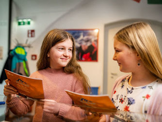 Mit Wissen zum Gipfel: Mit dem spannenden Quiz-Heft das Museum "Zwischen Himmel und Erde. Gerlinde Kaltenbrunner und die Welt der 8000er" auf eigene Faust erkunden! Kostenlos für Kinder vom 12.-14 Juli 2024.