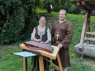 Bei einer Kostümführung durch die Kirche Altenburg lernen die Kinder zahlreiche historische Persönlichkeiten kennen.