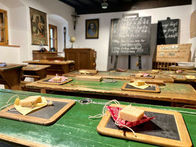 Unter dem Motto "Schule von früher erleben" lädt das OÖ Schulmuseum in Bad Leonfelden zum Besuch und zur Sonderführung am 13./14. Juli um 14:30 Uhr ein.