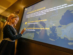   Beim Museumswochenende für Familien die Enns Museen - Museum Lauriacum und Museum 1212 - auf eigene Faust mit dem Forscherpass erkunden!