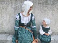 Keltischer Chic: Am 16./17. Mai 2025 widmen sich viele Angebote im Keltendorf Mitterkirchen der Kleidung und dem Schmuck bei den Kelten: Historische Modenschau, Aktivprogramm zum Herstellen von Schmuck und Bedrucken von Tuniken sowie kostenlose Führungen.