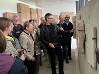 Bei einem Rundgang in der Basilika St. Laurenz gemeinsam mit Experten des Museumvereins Lauriacum-Enns historische Inschriften als Quellen zur Ennser Geschichte entdecken.