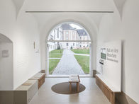 Im Rahmen einer Stiftsführung mit Abt Reinhold Dessl werden am 14. Mai 2025 die Stiftskirche Wilhering, der Kreuzgang und das Stiftsmuseum besichtigt. Um Anmeldung wird gebeten.