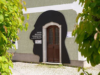 Zu einem Rundgang mit interaktiver Suche nach Anton Bruckners Geige lädt am 16. Mai 2025 das Kleinste Brucknermuseum der Welt in einem originalen Wohnraum ein.