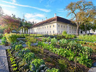 Zu einem dialogischen Rundgang unter dem Motto "Ein Blick zurück - Geschichte zum Anfassen" lädt am 16. und 17. Mai 2025 der Sumerauerhof St. Florian ein.
