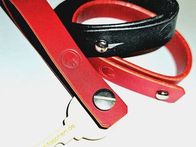 Im Österreichischen Sattlermuseum erfahren Besucher/innen bei einer Führung Wissenswertes über das Sattlerhandwerk und fertigen bei Kurzworkshops ein kleines Geschenk aus Leder.