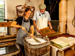 Am 10. und 11. Mai 2025 lädt das Österreichisches Papiermacher- und Druckereimuseum zum beliebten Workshop "Probier Papier", bei dem Papier selbst geschöpft und verziert wird.