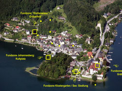 In Traunkirchen gibt es bei einer Wanderung am 10. Mai 2025 zahlreiche archäologische Fundstätten zu begutachten.
