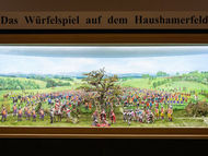 Eine neue Sonderausstellung im Uhrmacher Handwerkmuseum Vöcklamarkt widmet sich dem Denkmal, das anlässlich 400 Jahre Blutgericht auf dem Haushamerfeld errichtet wurde. Diorama im Museum