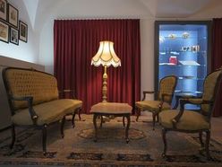 Hotel Austria - Museum der Stadt Bad Ischl: Zur  Sonderausstellung des Kunstforums Salzkammergut "In Bewegung - Kunst bewegt den Menschen, der Mensch bewegt die Welt" finden an den Öffnungstagen während der Aktionswoche Führungen und Performances statt.