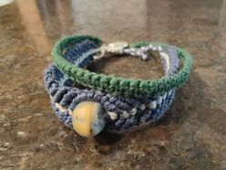 Beim Ferienangebot im Stadtmuseum Schärding entstehen am 12. und 13. Juli 2025 mit geschickten Fingern und kreativen Ideen wunderschöne Armbänder.