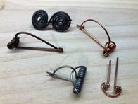 Bei diesem Workshop am Samstag, 12. Juli 2025 kann man aus einem Stück Draht eine funktionsfähige Fibeln biegen. - 30-minütiger Workshop, offenes Kommen und Gehen.