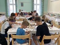 In der Mal- und Holzwerkstatt im Hinterglasmuseum entstehen am 13. Juli Hinterglasbilder nach alter Technik. Auch eigene Rahmen werden dazu gebaut.
