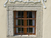 Nach einer Museumsführung im Freilichtmuseum Pelmberg basteln die Kinder beim "Ferienspaß im Museum" einen Lichtfänger bzw. ein Fensterbild für Zuhause.