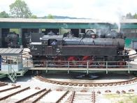 Eine Lok auf der Drehbühne im Lokpark Ampflwang – OÖ. Eisenbahn- und Bergbaumuseum