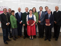 Gruppenfoto aus den Bezirken Schärding und Grieskirchen mit Theresia Hansbauer vom Freilichtmuseum Brunnbauerhof und Oswin Marehart vom Stadtmuseum Schärding sowie Manfred Spindler vom Freilichtmuseum Furthmühle in Pram mit Vertretern des Verbundes Oö. Museen, der Direktion Kultur sowie der OÖ. Versicherung AG