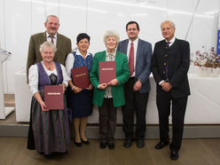 Gruppenfoto mit Mitarbeitern und Mitarbeiterinnen von Museen aus dem Bezirk Freistadt, die im Rahmen der Festveranstaltung geehrt wurden: Marianne Affenzeller (Bauernmöbelmuseum Hirschbach), Kons. DI Roland Huber (OÖ. Burgenmuseum Reichenstein), Christa Gratzl (Färbermuseum Gutau), Christine Nötstaller-Hackl (Museum Kirchenhäusl, St. Oswald bei Freistadt) sowie Dr. Gerhard Gaigg von der Direktion Kultur und dem Präsidenten des Verbundes Oö. Museen Prof. Dr. Roman Sandgruber