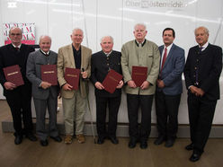 Gruppenfoto mit geehrten Mitarbeitern aus Museen des Bezirkes Perg mit Dr. Gerhard Gaigg von der Direktion Kultur des Landes Oberösterreich und dem Präsidenten des Verbundes Oö. Museen Prof. Dr. Roman Sandgruber