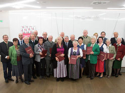 Gruppenfoto mit allen Geehrten Museumsmitarbeiterinnen und -mitarbeitern aus Oberösterreich sowie Vertretern des Verbundes Oö. Museen, der Direktion Kultur und der Oberösterreichische Versicherung AG