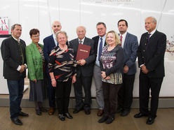 Der geehrte ehrenamtliche Museumsmitarbeiter Franz Deutschbauer aus dem Heimatmuseum Schwarzenberg mit einer Abordnung aus dem Museum und Wolfgang Bauer von der OÖ. Versicherung AG, Dir. Ursula Pötscher vom Vorstand des Verbundes Oö. Museen, Geschäftsführer Dr. Klaus Landa, Dr. Gerhard Gaigg von der Direktion Kultur beim Amt der Oö. Landesregierung sowie dem Präsidenten des Verbundes Oö. Museen Prof. Roman Sandgruber