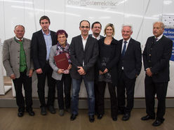 Die geehrte ehrenamtliche Museumsmitarbeiterin Brigitte Maurer aus dem OÖ. Feuerwehrmuseum St. Florian mit einer Abordnung aus dem Museum, u.a. HBI Erwin Chalupar und v.l. Wolfgang Bauer von der OÖ. Versicherung AG, Dir. Ursula Pötscher vom Vorstand des Verbundes Oö. Museen, Geschäftsführer Dr. Klaus Landa, Dr. Gerhard Gaigg von der Direktion Kultur beim Amt der Oö. Landesregierung sowie dem Präsidenten des Verbundes Oö. Museen Prof. Roman Sandgruber