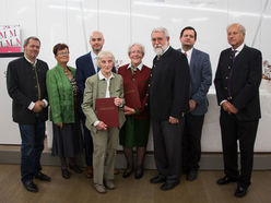 Die geehrten ehrenamtlichen Museumsmitarbeiterinnen Frau Ruth Fettinger und Frau Dir. Elfriede Zwanzleitner aus dem Heimat- und Landlermuseum Bad Goisern mit Dir. Josef Mayer und v.l. Wolfgang Bauer von der OÖ. Versicherung AG, Dir. Ursula Pötscher vom Vorstand des Verbundes Oö. Museen, Geschäftsführer Dr. Klaus Landa, Dr. Gerhard Gaigg von der Direktion Kultur beim Amt der Oö. Landesregierung sowie dem Präsidenten des Verbundes Oö. Museen Prof. Roman Sandgruber