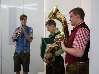 Für die musikalische Umrahmung der Festveranstaltung sorgten die drei jungen Musiker Michael Dumfart, Stefan Bauhofer und Simon Kopf.