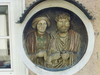 Grabmedaillon mit einem Ehepaar aus dem 2. Jahrhundert n. Chr., eingemauert im Haus Stadtplatz 118 in Wels