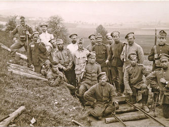 Gleisarbeiten der Gefangenen des K.u.K. Kriegsgefangenenlagers der Ukrainer in Freistadt, 1914-1918. Aus einer Bildreportage von Heinrich Melzer, 1915