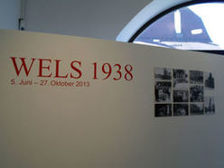 Blick in den Eingangsbereich der Austellung "Wels 1938", Mai-Oktober 2013 im Stadtmuseum Wels-Burg