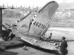 Abgeschossener Bomber auf dem Gelände der Reichswerke Hermann Göring nach dem Angriff auf Linz vom 25. Juli 1944. Fotograf unbekannt. 