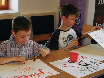 Beim Schriftkurs im Schrift- und Heimatmuseum Bartlhaus