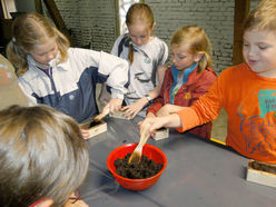 Kinder können sich am Tag der OÖ. Museen beim Herstellen von Torfwasen versuchen