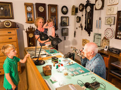 Zu Besuch in der Uhrmacherwerkstatt des Uhrmacherhandwerkmuseums Pfaffing-Fornach.