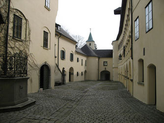 Das Haager Heimatmuseum - Schloss Starhemberg lädt am Pramtaler und Internationalen Museumstag zum Besuch der Sonderausstellung "kunst.handwerk[s].kunst".