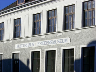 Das 1. Österreichische Friedensmuseum lädt am 19. Mai um 19:00 Uhr zu einer historischen Abendwanderung ein, bei der Sie auf den Spuren der Geschichte Wolfseggs wandern.