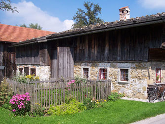 Die drei Museen des Heimatvereins Attergau – Aignerhaus, Haus der Kultur, Pfarrmuseum – laden am 21. Mai, dem Internationalen Museumstag zum Tag der offenen Tür ein. Bild: Aignerhaus in St. Georgen am Attergau.